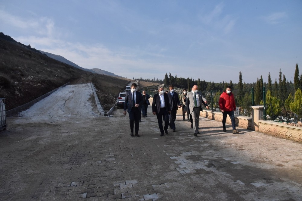 Akhisar mezarlığının yeni gömü alanlarına yollar yapıldı
