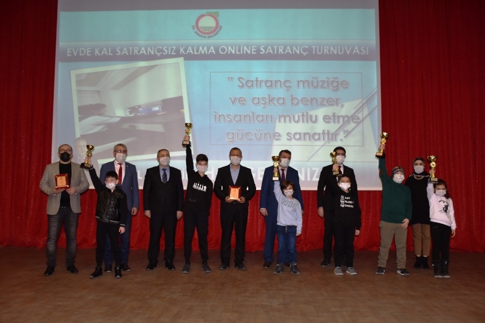 Amasya Belediyesi’nin düzenlediği online satranç turnuvasında ödüller verildi