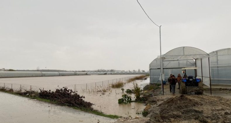 Antalya’da 3 ev sular altında kaldı, mahsur kalanları itfaiye kurtardı
