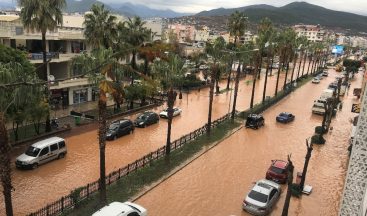 Antalya’da kısa süren şiddetli yağış sele sebep oldu