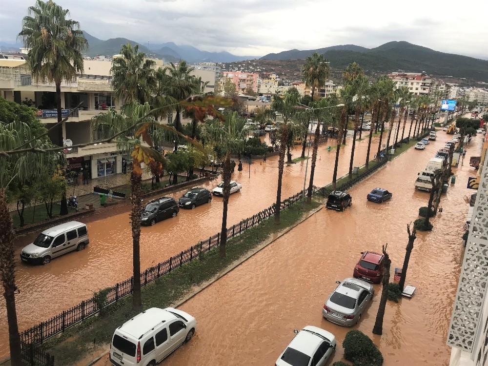 Antalya’da kısa süren şiddetli yağış sele sebep oldu