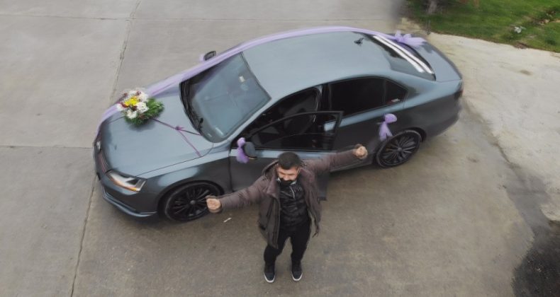 Aracını gelin arabası gibi süsledi, davaya “Asıl evlenen evde kalır, boşanıyorum çok mutluyum” yazarak gitti