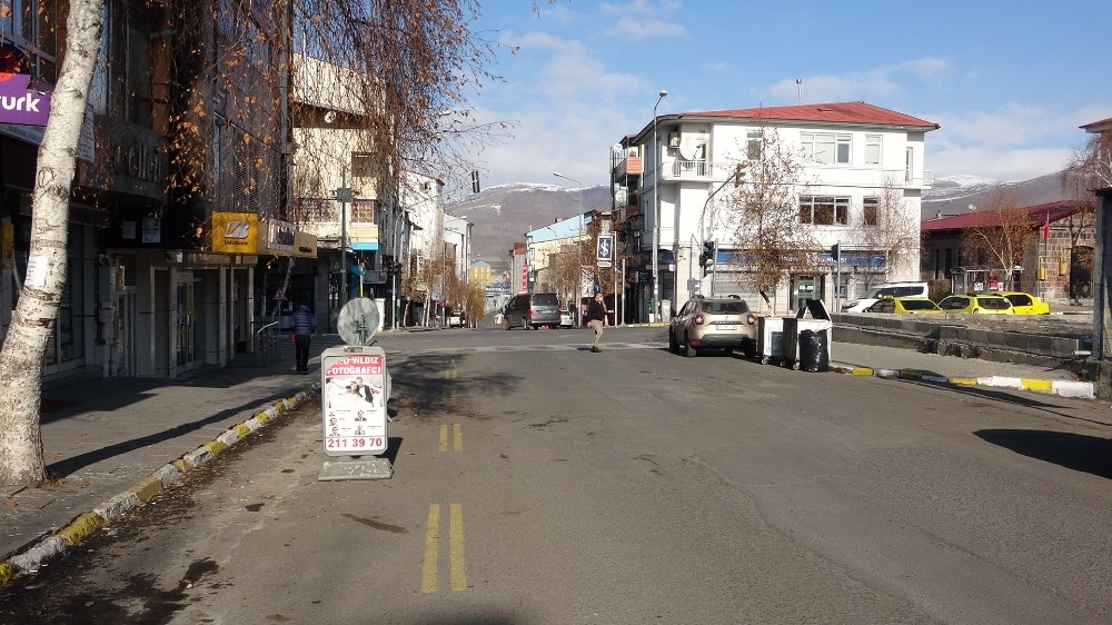 Ardahan’da cadde ve sokaklar boş kaldı
