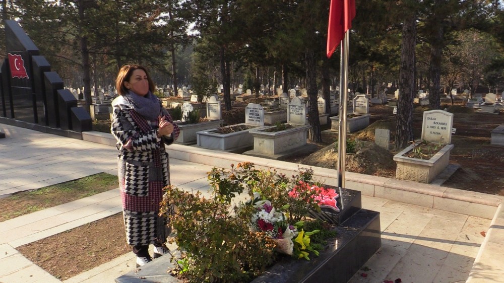 Azerin’den şehit Aybüke öğretmenin mezarına ziyaret