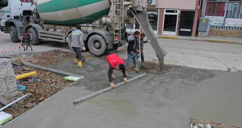 Bahçecik Semt Meydanı’nın zemin betonu atıldı