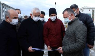 Başkan Büyükakın, Kartepe kent meydanı çalışmalarını inceledi