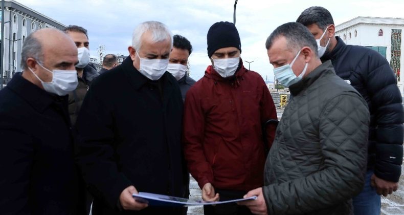 Başkan Büyükakın, Kartepe kent meydanı çalışmalarını inceledi