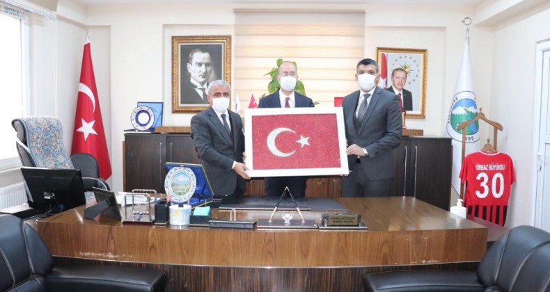 Başkan Büyüksu’ya eğitime destek plaketi