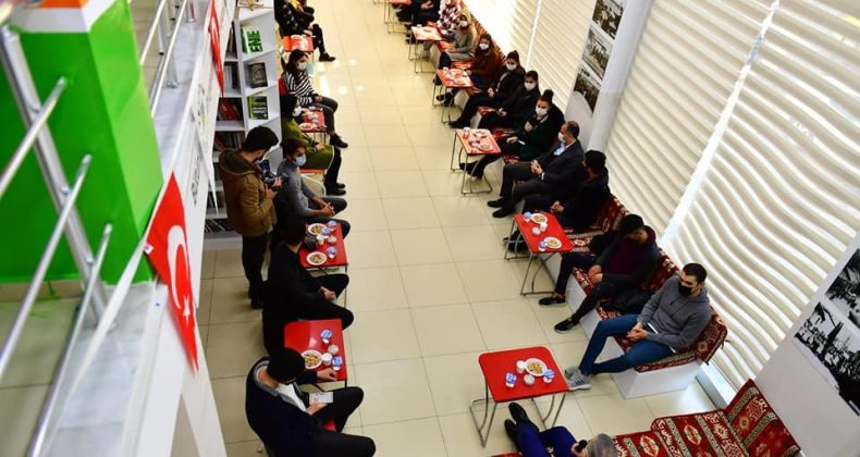 Başkan Çınar, millet kıraathanesinde gençlerle buluştu