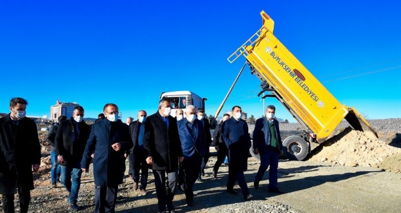 Başkan Gürkan, yeni açılacak 30 metrelik yolda incelemelerde bulundu