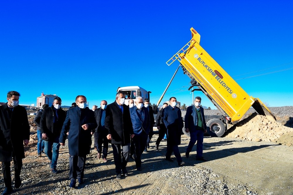 Başkan Gürkan, yeni açılacak 30 metrelik yolda incelemelerde bulundu