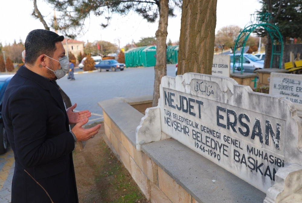 Başkan Rasim Arı; eski belediye başkanlarından Nejdet Ersan’ın kabrini ziyaret etti