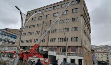 Bayburt Belediye binasının çatısı kar, buz eritme sistemine kavuştu