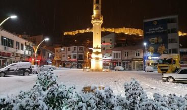 Bayburt’ta kar yağışı etkili oluyor