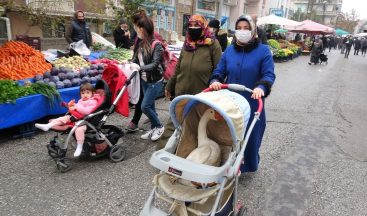 Bebek arabasından gelen sese anlam veremediler, gördükleri manzara ile şaşırdılar