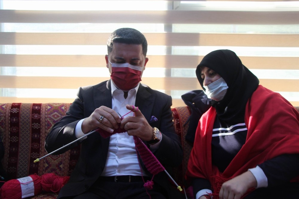Nevşehir Belediye Başkanı Kadınlarla Örgü Ördü