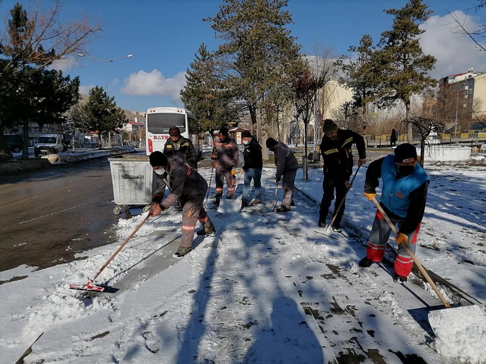 Belediye ekiplerinden karla mücadele çalışması