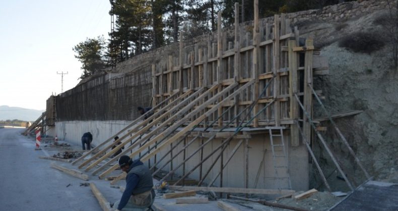 Bölünmüş yol duvarı güçlendirme çalışmaları başladı