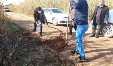 Bozuk yolu kazma ve kürekle düzeltmeye çalıştılar