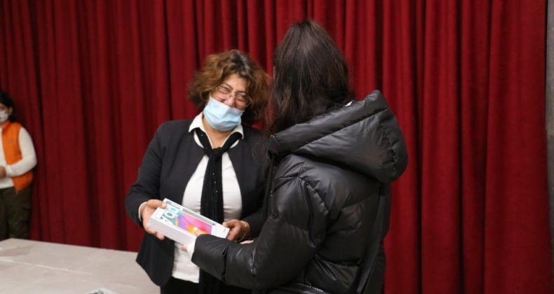 Burhaniye’de 250 tablet dağıtıldı