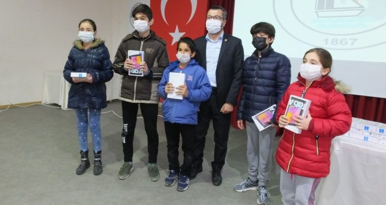 Burhaniyeli öğrencilerin tablet sevinci