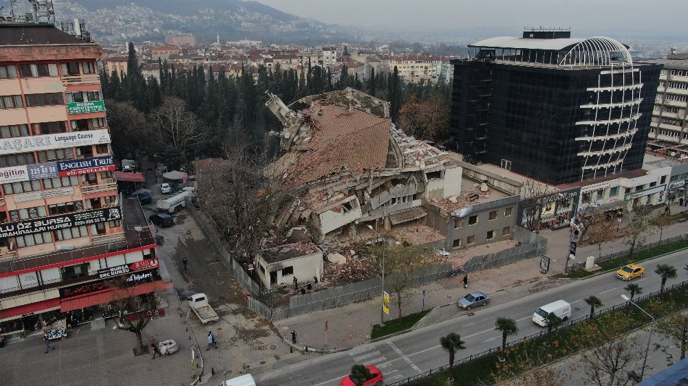 Bursa’da 6 katlı emniyet binası böyle yıkıldı