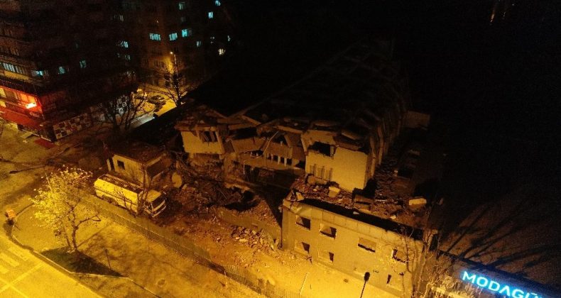 Bursa’da 6 katlı Eski Emniyet Müdürlüğü binası böyle yıkıldı