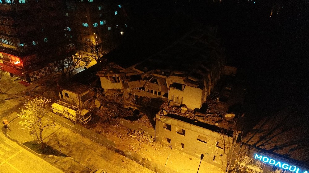 Bursa’da 6 katlı Eski Emniyet Müdürlüğü binası böyle yıkıldı