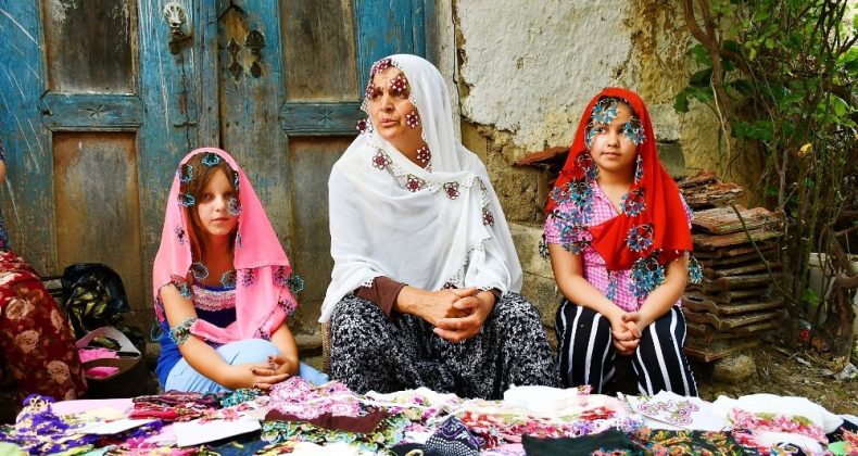 Bursa’da kadınlar geçimlerini asırlık gelenek iğne oyası ile kazanıyor
