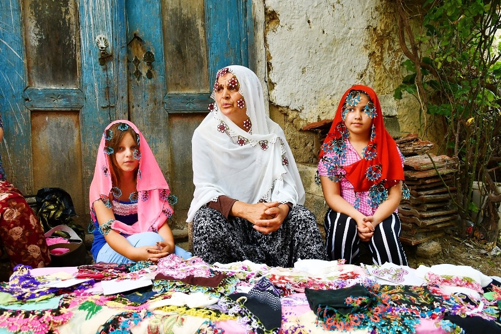 Bursa’da kadınlar geçimlerini asırlık gelenek iğne oyası ile kazanıyor
