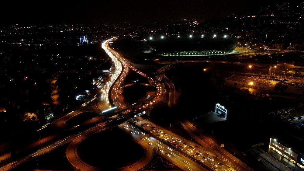 Bursa’da kısıtlamaya dakikalar kala trafikte yoğunluk