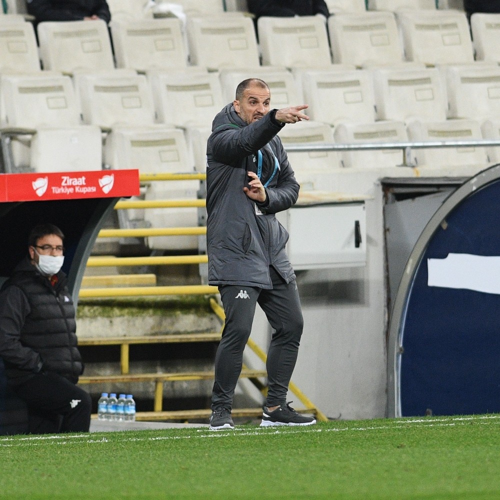 Bursaspor Teknik Direktörü Mustafa Er, geçen sezonun gerisinde kaldı