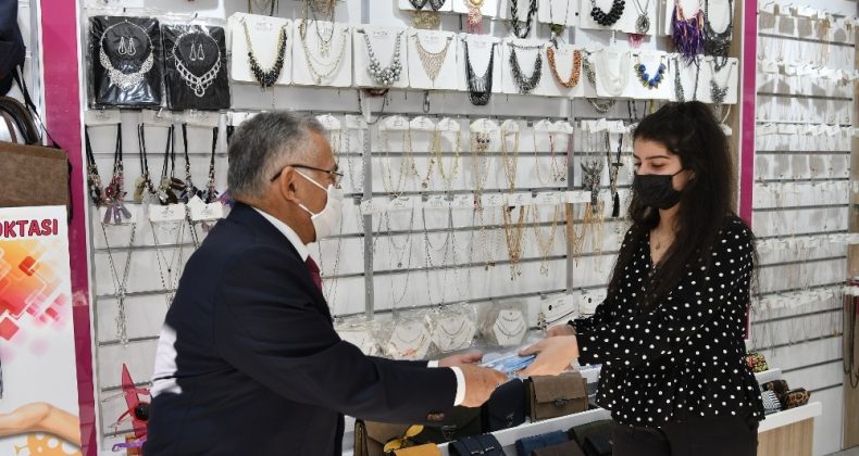 Büyükşehir, yılın son gününde 15 bin adet maske dağıttı