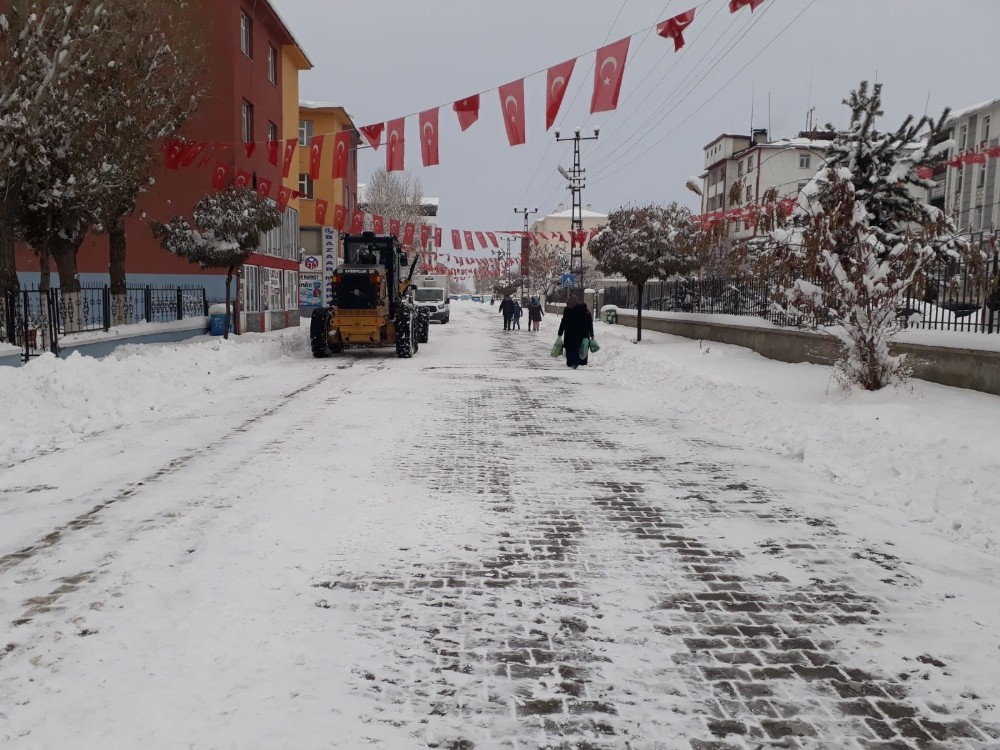Çaldıran Belediyesi çarşı merkezinde biriken karı temizledi