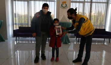 Çekiliş talihlileri tabletlerini teslim aldı