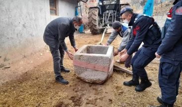 Çeşme oluğu olarak kullanılan vaftiz teknesi müzeye kazandırıldı