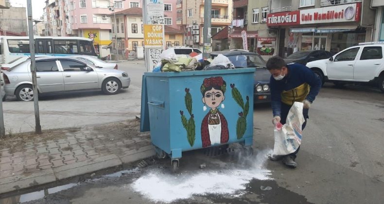 Çöp konteynerleri virüs tehlikesine karşı ilaçlanıyor