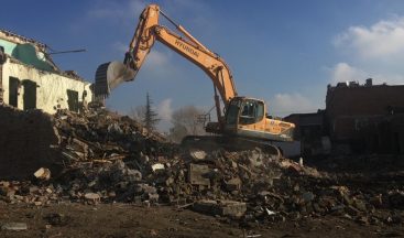 Çorum’da Belediye, Devanede kamulaştırdığı binaları yıkıyor