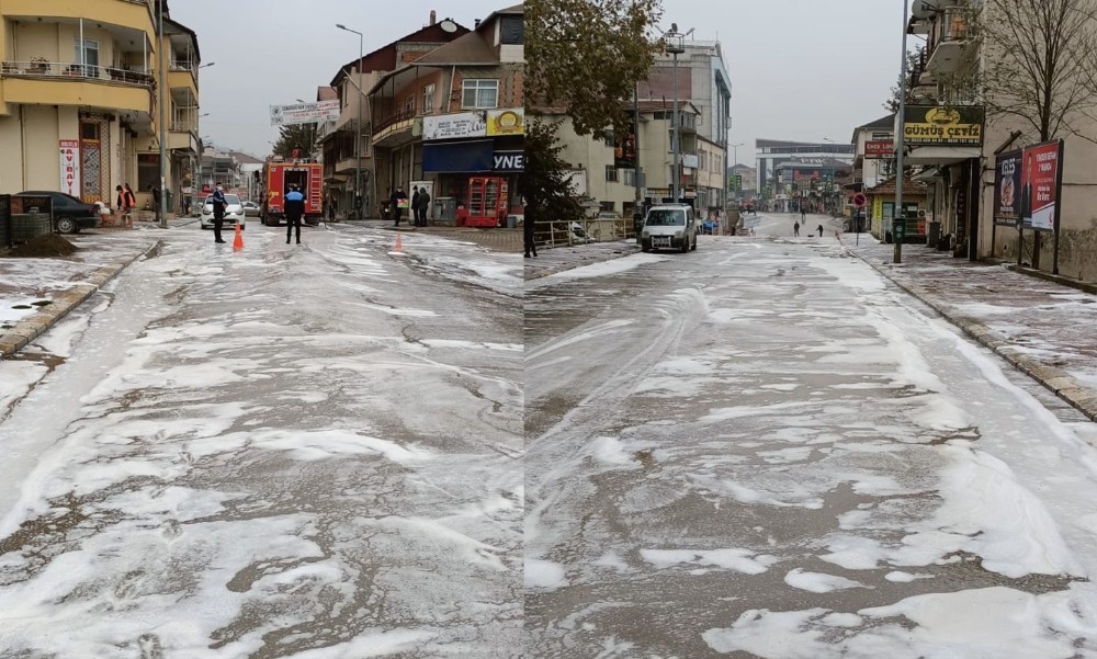 Cumayeri Belediyesi cadde ve sokakları köpüklü suyla yıkandı
