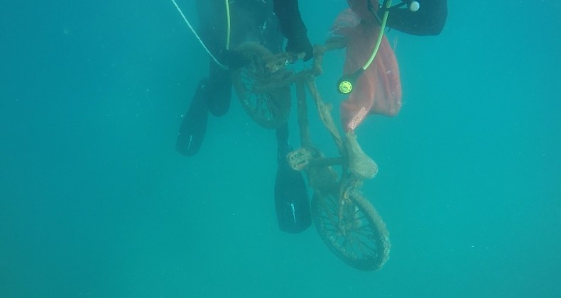Denizden bisiklet çıktı, dalgıçlar şaşırdı
