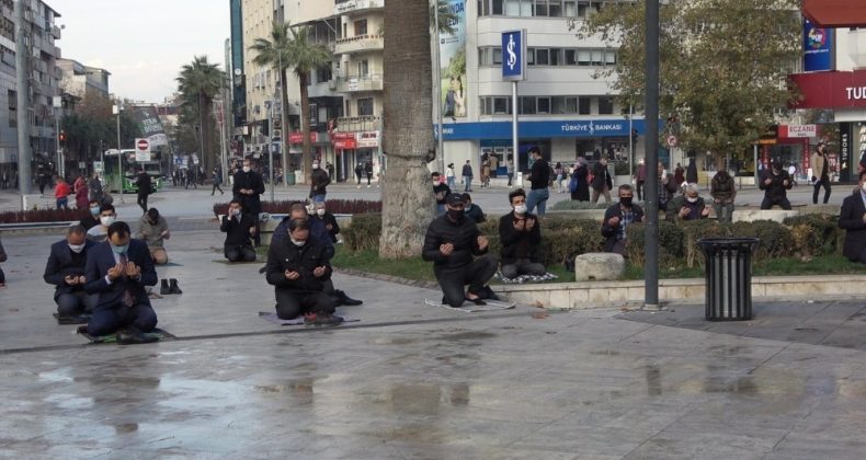 Denizli’de Cuma namazından sonra yağmur duası okundu