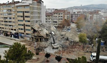 Deprem bölgesi Elazığ’da kısıtlamayla yıkımlar hız kazandı