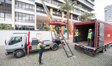 Depremde hasar alan İzmir Büyükşehir Belediyesi binası boşaltılıyor