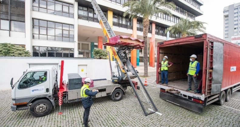 Depremde hasar alan İzmir Büyükşehir Belediyesi binası boşaltılıyor