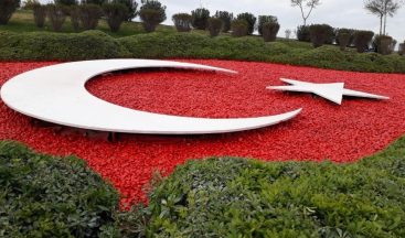 Devlet Bahçeli Kavşağı’ndaki Türk Bayrağı motifi yenilendi