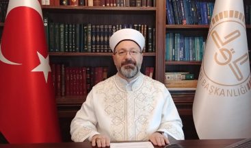 İlahi vahyin yalnızca içerik olarak değil, lafız itibarıyla da Allah’tan geldiğine inanırız