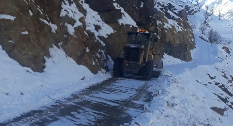 Diyarbakır Büyükşehir Belediyesi kardan kapanan yolları ulaşıma açtı