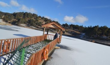 Donan gölet kartpostallık manzaralar oluşturdu