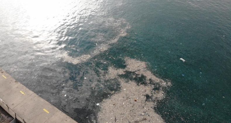 Sokağa çıkma kısıtlamasında İstanbul Boğazı’nda çöp adaları oluştu