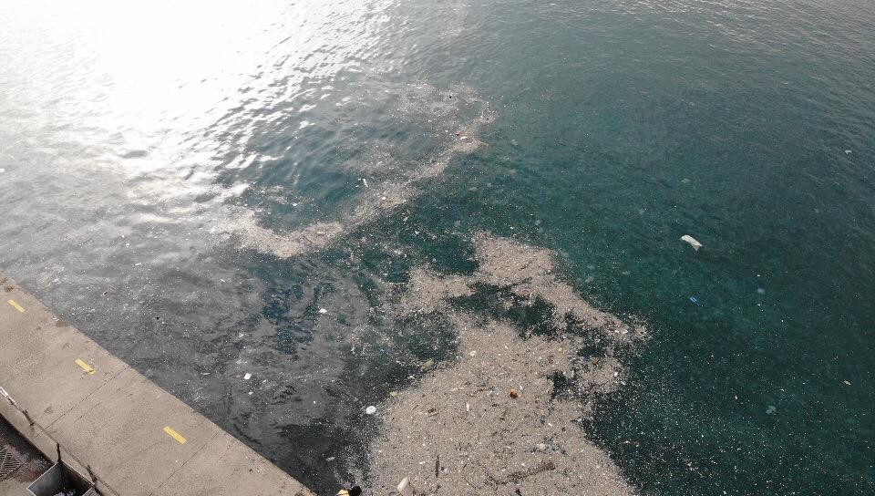 Sokağa çıkma kısıtlamasında İstanbul Boğazı’nda çöp adaları oluştu